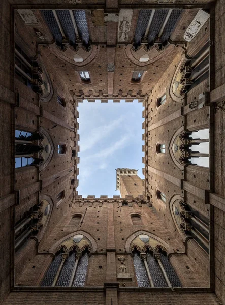 Utsikt över Torre del Mangia inne i det allmänna palatset i Siena — Stockfoto