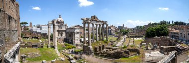 Roma, İtalya 'daki Roma forumundaki antik Roma harabelerinin panoramik bir görüntüsü