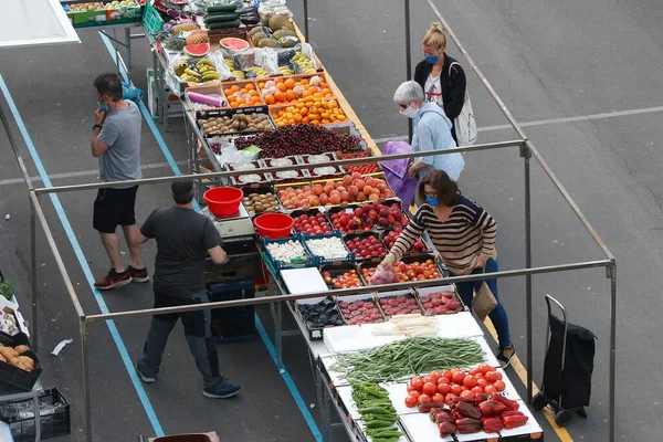 Personas Comprando Mercado Con Mascarillas Para Evitar Contagio Por Coronavirus — Stockfoto