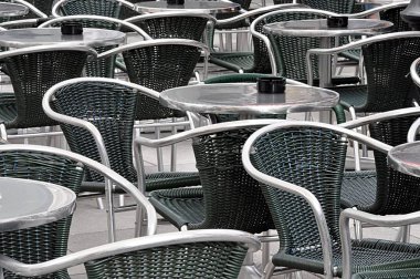 Detaylı manzara, modern sandalyeler ve restorandaki masa.