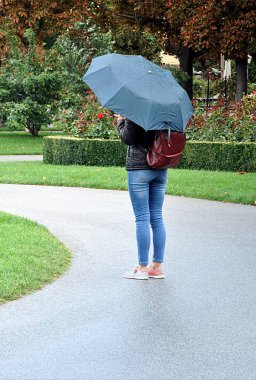 şemsiye Park'ın güzel kadınla