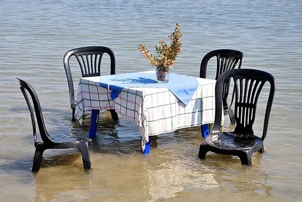 Chaises Modernes Table Dans Eau Images De Stock Libres De Droits