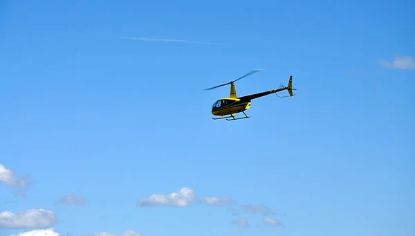 Moderne Hubschrauber Und Blauer Himmel — Stockfoto