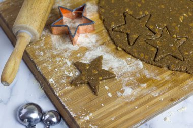 Star yulaf Noel kurabiyeleri mutfağa Noel'den önce Noel Baba'yı yapma