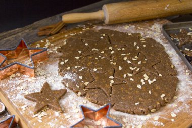 Star yulaf Noel kurabiyeleri mutfağa Noel'den önce Noel Baba'yı yapma