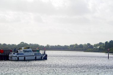 İrlanda'nın Shannon Nehri'ne bağlı bir tekne, sıkıcı bir günde..