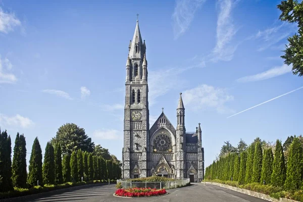 Eine Kirche Mit Einer Baumreihe Auf Jeder Seite Und Blumen — Stockfoto