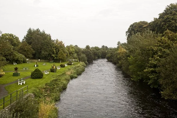 Blick Auf Einen Fluss Der Einem Park Vorbeifließt — Stockfoto