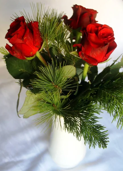 Ramo Navidad Con Rosas Rojas — Foto de Stock