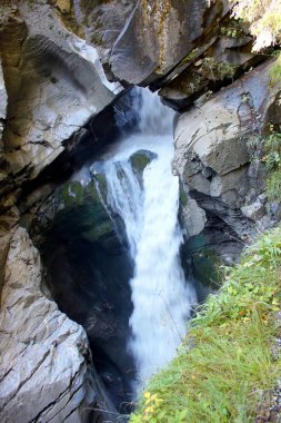 Dağlardaki dağ deresi