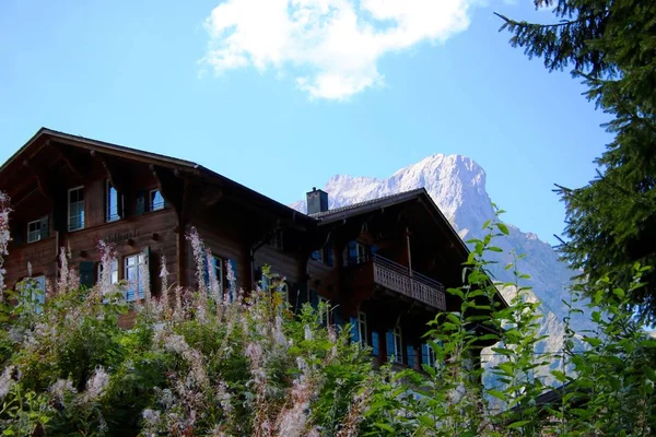 Sviçre Dağlarındaki Dağ Kulübesi — Stok fotoğraf