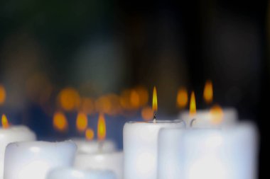 siyah bir arka plan üzerinde beyaz mum alevleri