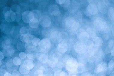 Bokeh yumuşak pastel mavi ve beyaz arka plan bulanık ışıkları ile. Festival arka plan.