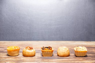 Ahşap üzerine tanelerle doldurulmuş kurabiyeler