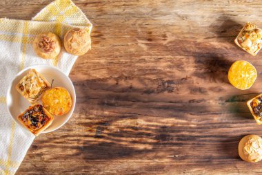 Üst görünüm kurabiye ahşap üzerinde tahıl ile doldurulmuş