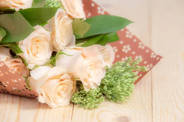 Rosa flor na mesa de madeira e espaço de cópia — Fotografia de Stock