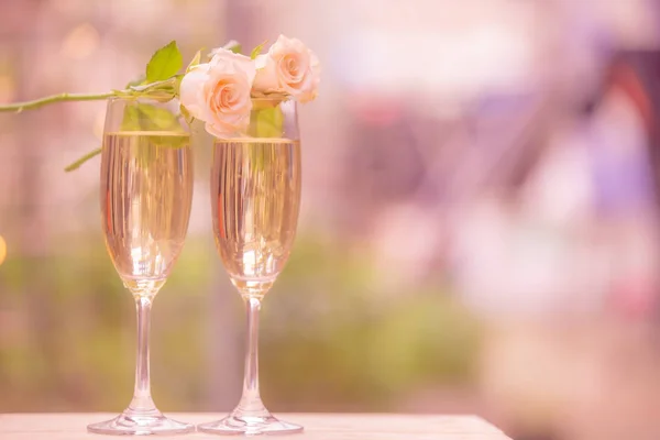 Rose bloem op glas wijn met Blur bokeh achtergrond — Stockfoto