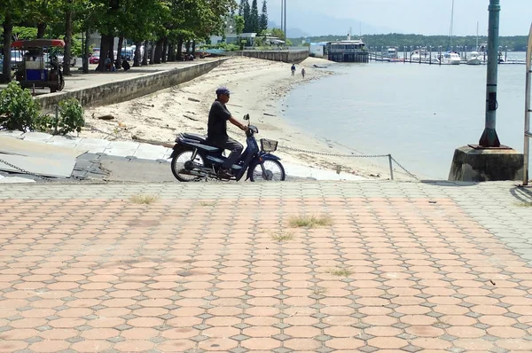 Tayland, Thailand, Krabi Town. Yaz 2017. Köye Krabi nehrin karşısına geçmek. Motobikes ile gemilerde insanlar gider.