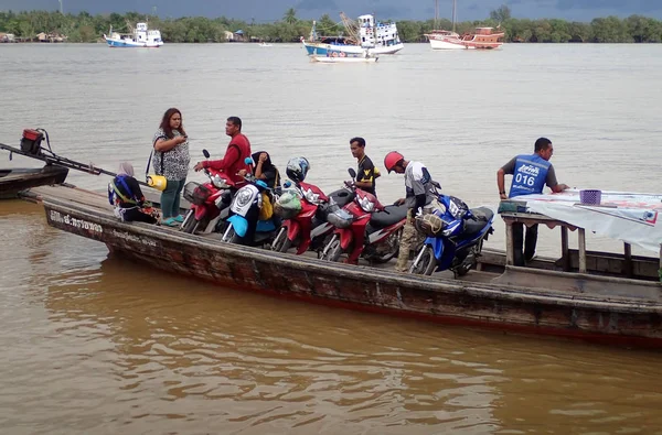 Tayland, Thailand, Krabi Town. Yaz 2017. Köye Krabi nehrin karşısına geçmek. Motobikes ile gemilerde insanlar gider.