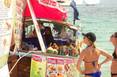 Pranang beach, Railay (Rai Leh), Krabi, Tayland. 2017 yaz. Kayan Pazar yiyecek ve içecekleri tekneler satan,.