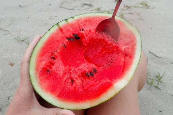 Ein Stück Rote Wassermelone Strand — Stockfoto