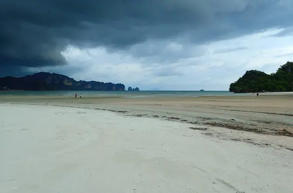 Felhős Előtt Eső Strandon — Stock Fotó