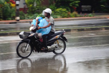 Tayland, Phuket. Yaz 2017. İnsanlar yolda yağmurda