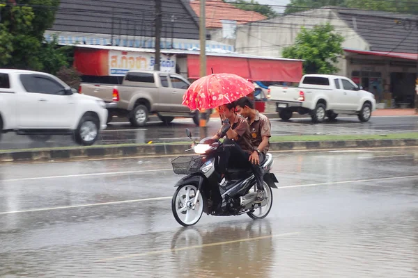 Таїланді Пхукет Таун Літній 2017 Року Люди Дощ Дорозі — стокове фото