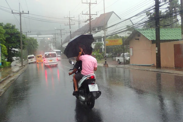Tayland, Phuket. Yaz 2017. İnsanlar yolda yağmurda