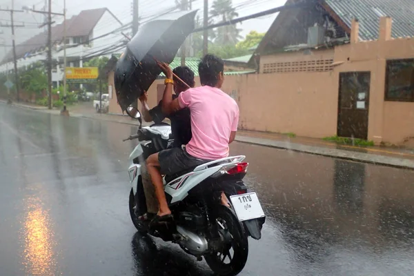 Tayland, Phuket. Yaz 2017. İnsanlar yolda yağmurda