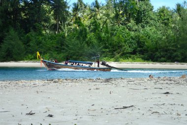 Longtail tekne yelken plaj boyunca