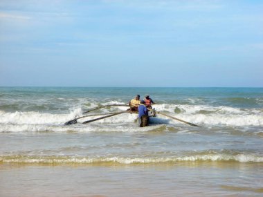 Sri Lanka, Bentota. Aralık 2011. Balıkçı tekne okyanusa dalgaları aracılığıyla inerler.                     
