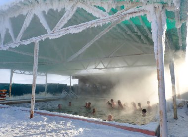 Rusya, Irkutsk bölge, Arshan. Aralık 2017. Sıcak mineral springs.