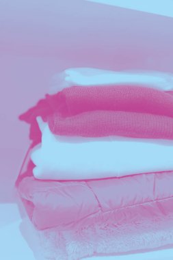 Giyim raflarda katlama