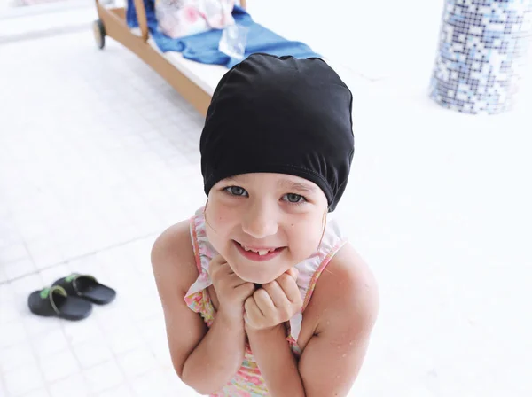 Linda Menina Saiu Piscina Congelou Ela Sorri — Fotografia de Stock