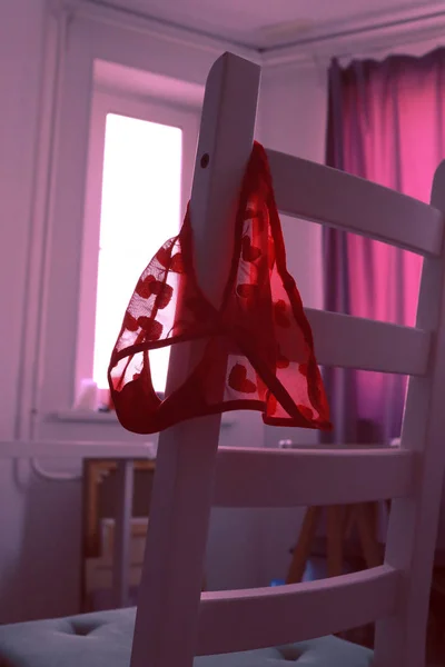 椅子に掛かっている赤いパンティー — ストック写真