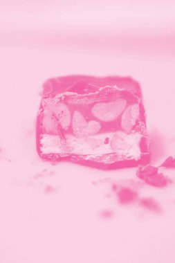 Bir kesim ile bir dolgu fındık kalp şeklinde çikolata bar