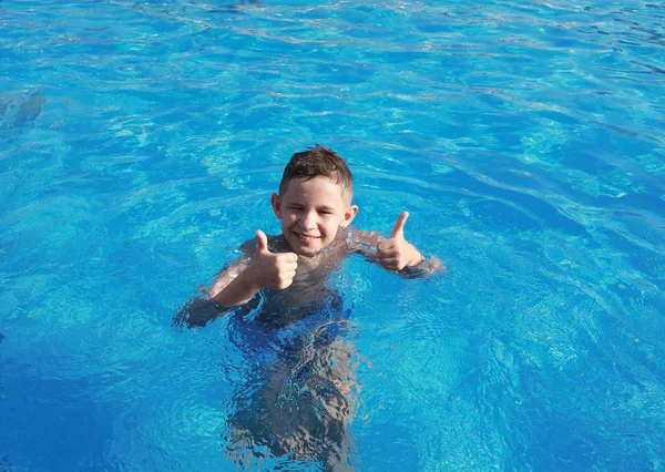 Glücklicher Netter Junge Pool Einem Sonnigen Tag Zeigt Gerne Und — Stockfoto