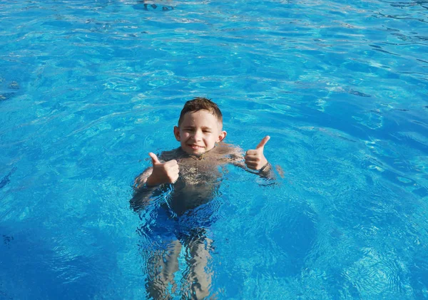 Glücklicher Netter Junge Pool Einem Sonnigen Tag Zeigt Gerne Und — Stockfoto