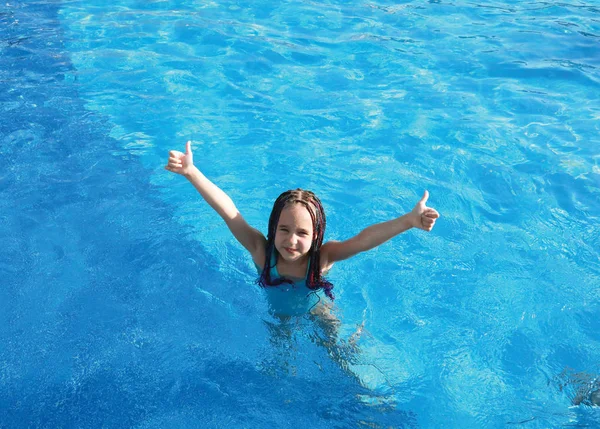 Menino Bonito Feliz Piscina Dia Ensolarado Mostra Como — Fotografia de Stock