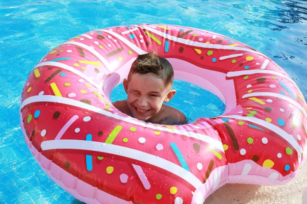 Menino Bonito Feliz Piscina Dia Ensolarado Colchão Forma Donut Rosa — Fotografia de Stock