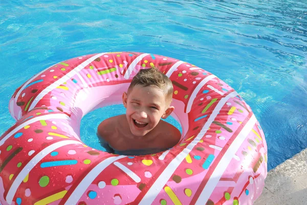 Menino Bonito Feliz Piscina Dia Ensolarado Colchão Forma Donut Rosa — Fotografia de Stock