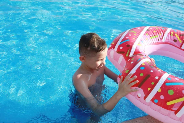 Menino Bonito Feliz Piscina Dia Ensolarado Colchão Forma Donut Rosa — Fotografia de Stock