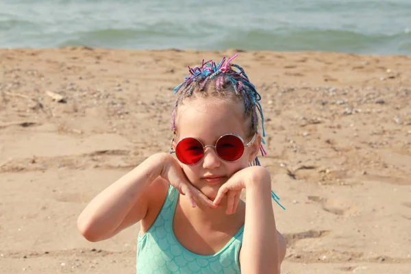 Menina Bonito Moda Óculos Vermelhos Pigtails Coloridos Sentado Praia — Fotografia de Stock