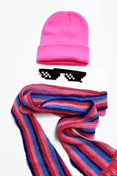 Stilvolle Kleidung Rosa Mütze Pixelbrille Und Gestreiftem Schal Minimaler Stil — Stockfoto