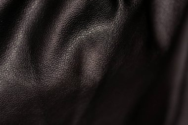 Deri elbiselerin siyah arka planı. makro fotoğraf