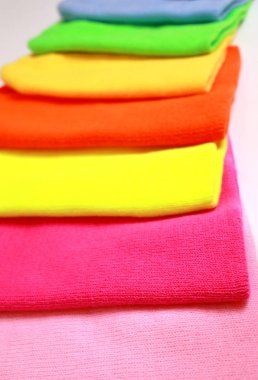 Renkli şapkalar. Moda geçmişi. Asgari düzeyde. Sonbahar ve bahar mevsimi. Gençlik tarzı. parlak moda renkler.