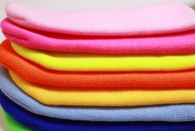 Renkli şapkalar. Moda geçmişi. Asgari düzeyde. Sonbahar ve bahar mevsimi. Gençlik tarzı. parlak moda renkler.