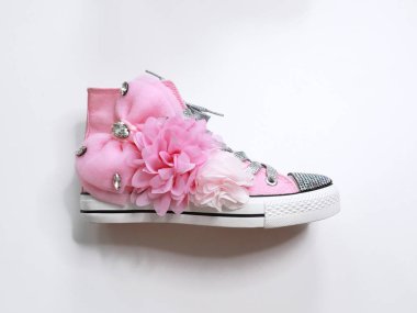 Takma elmaslı ve çiçekli moda pembe ayakkabılar. pembemsi stil