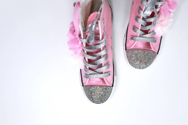 Takma elmaslı ve çiçekli moda pembe ayakkabılar. Pembe göz alıcı bir tarz. Moda arkaplanı